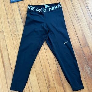 MOVING MAKE OFFERS! 🏡 
Nike Pro Cropped Leggings